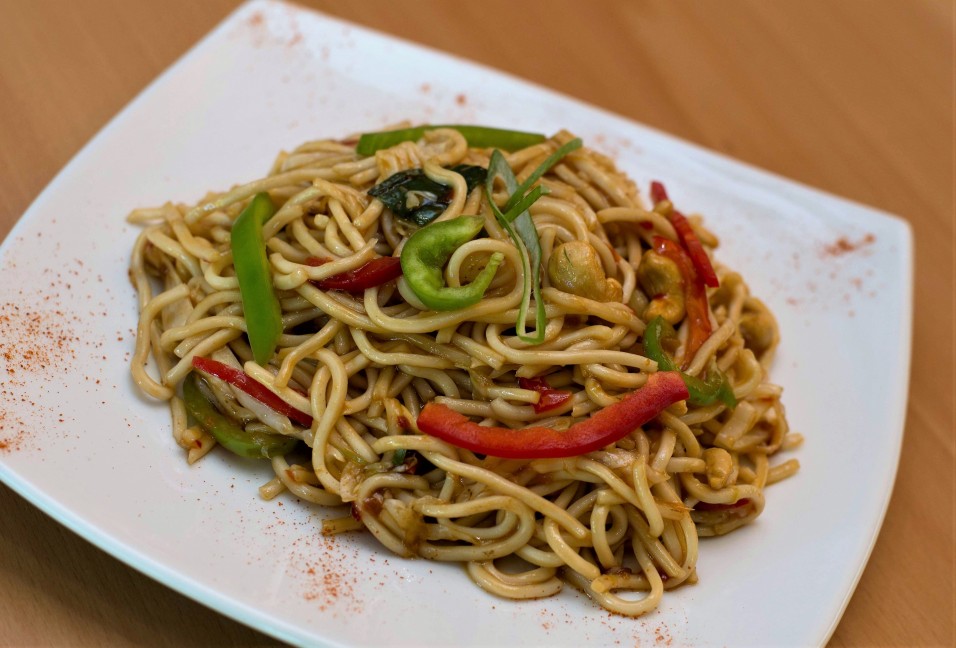 Noodles με κάσιους & γλυκιά σάλτσα τσίλι Noodles AYA Πάτρα, sushi
